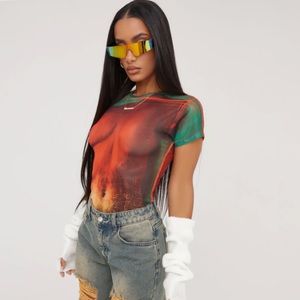 SHORT SLEEVE BODY PRINT TOP IN MULTI MESH